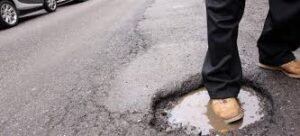 Caduta del pedone su strada dissestata, serve la prova rigorosa dei fatti per il risarcimento